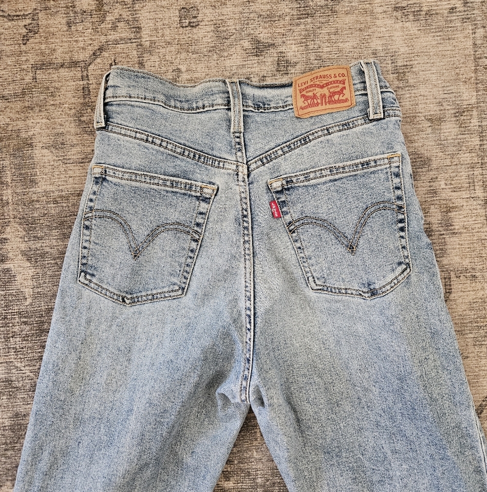 Levis Ribcage Straight Jean